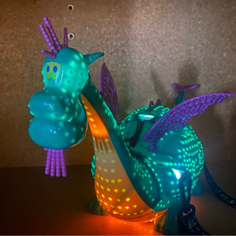 Loved commemorative Disney’s Elliot Light Up Popcorn Bucket